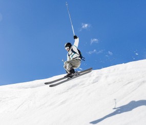 开云体育官方网站-切特·霍姆格伦，当沉默的雷霆撕裂纽约的钢铁森林