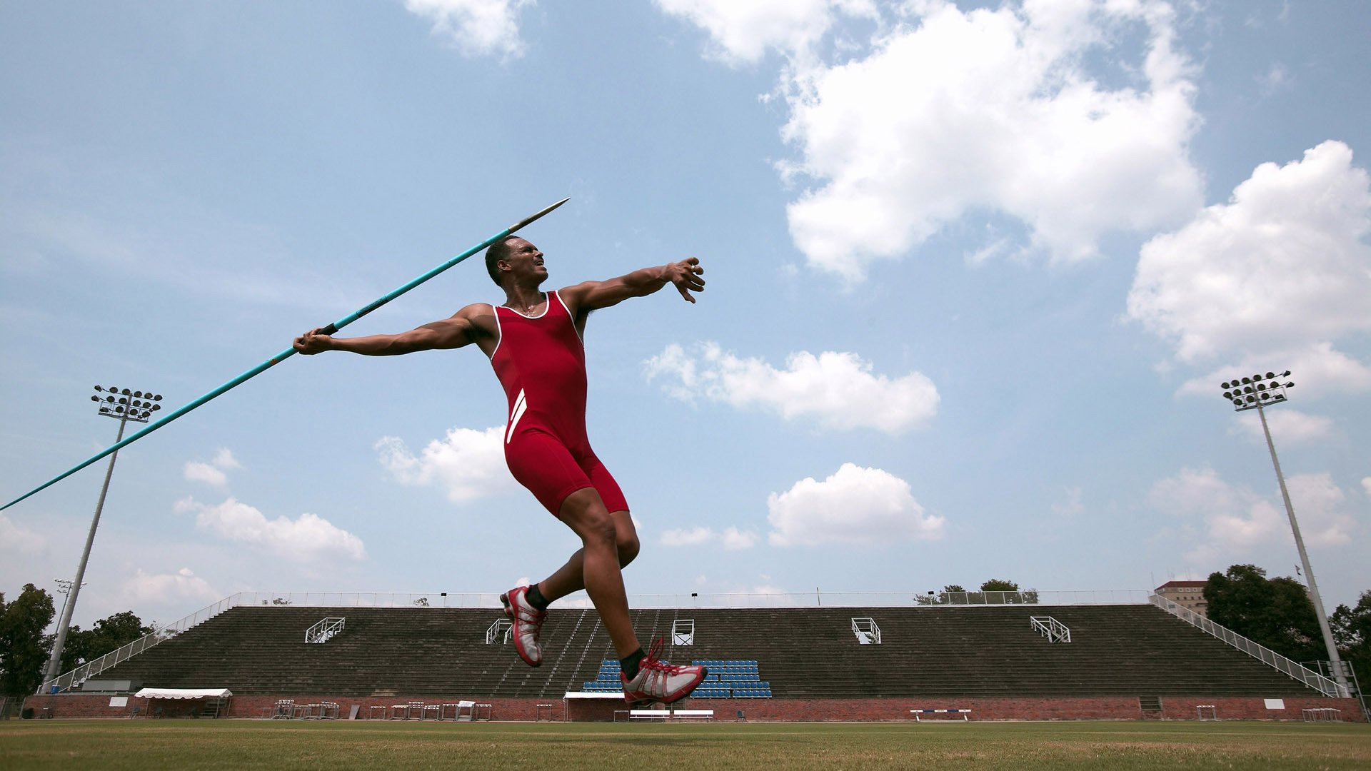 欧冠半决赛焦点战，湖人粉碎上海队—当体育叙事跨越真实与想象的边界
