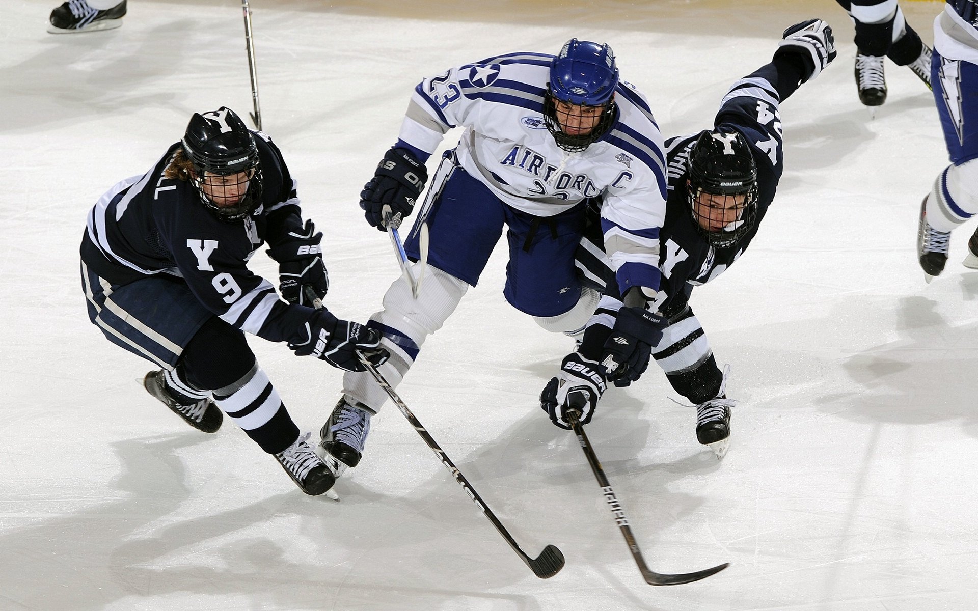 拜仁强压巴萨，富安健洋攻防两端统治，亚洲铁闸如何撕裂欧洲豪门？